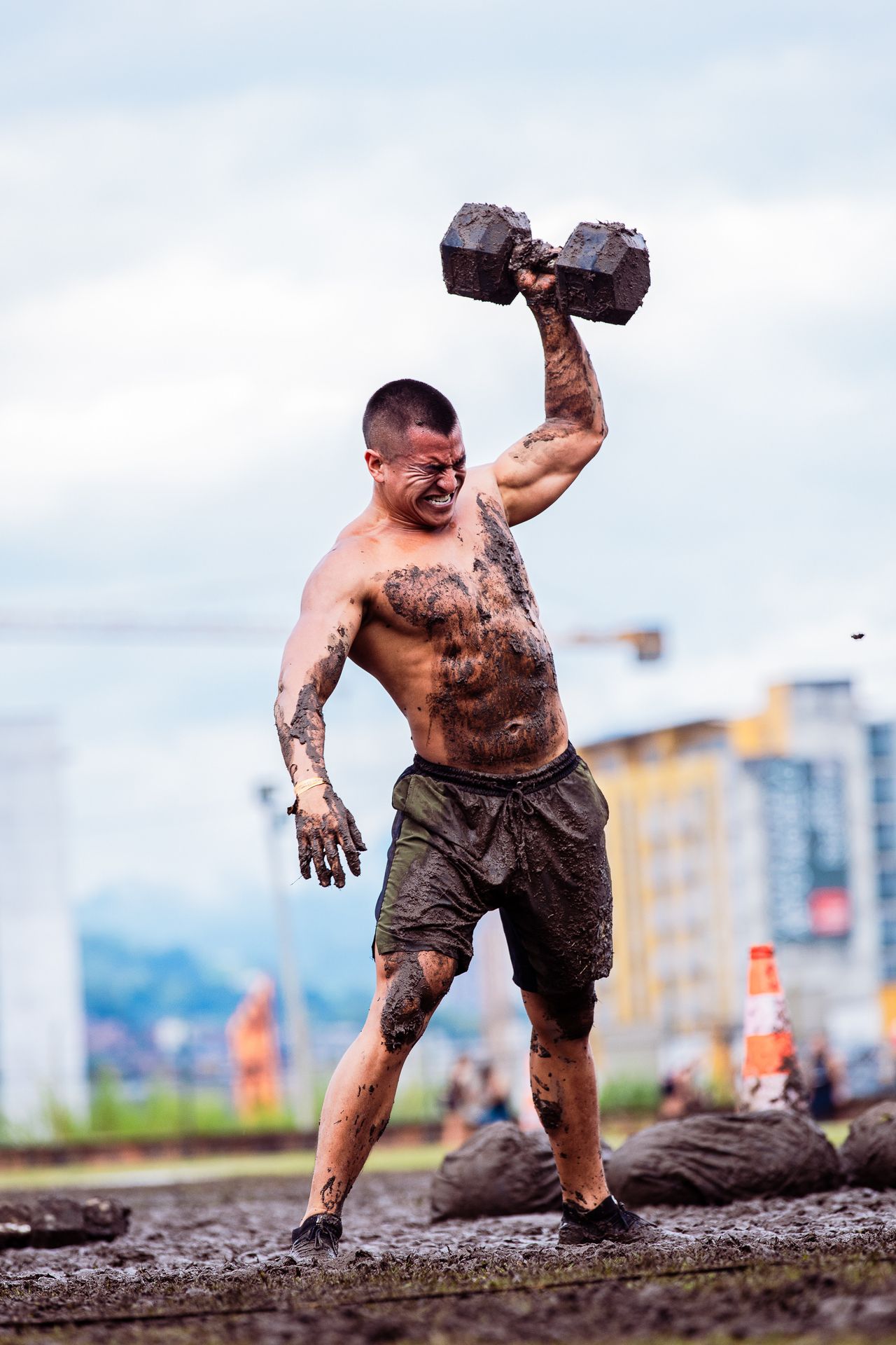 Atleta durante una gara mud run