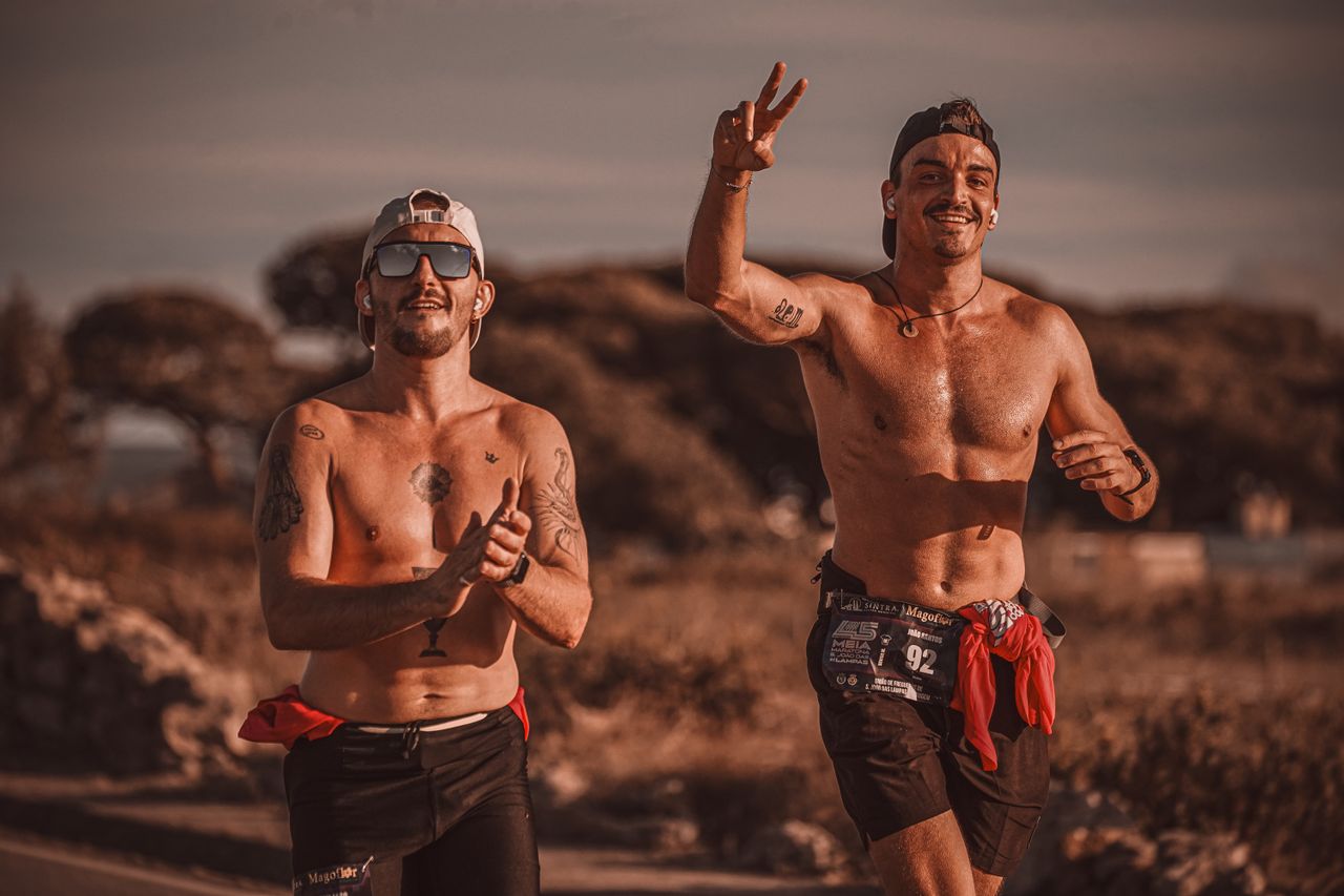Due runner sorridenti durante una gara