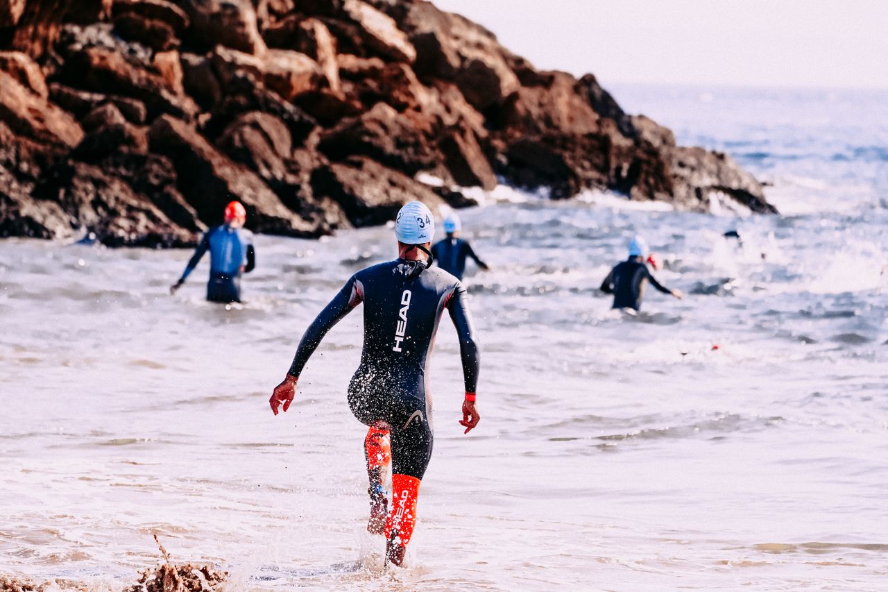 Atleti in acqua durante un triathlon
