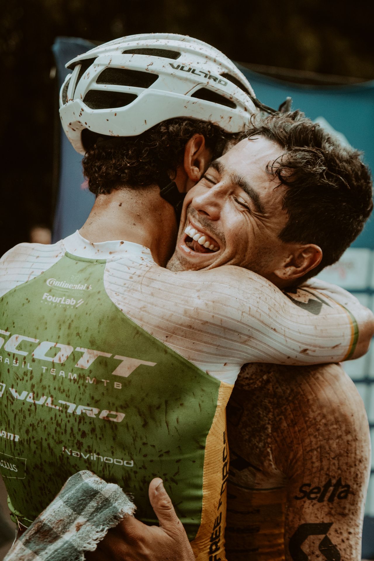 Ciclisti che si abbracciano al traguardo