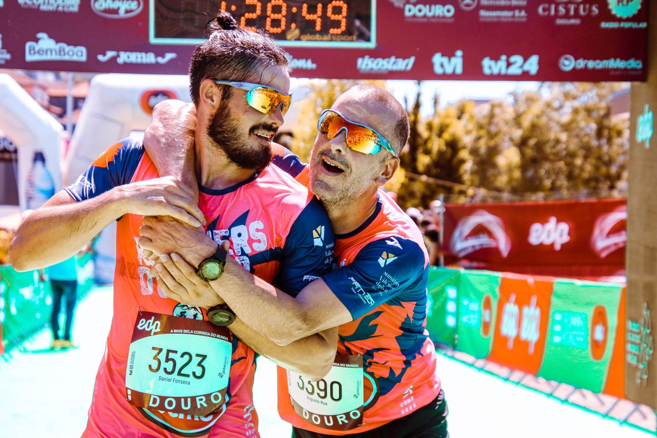 Runner che festeggiano al traguardo