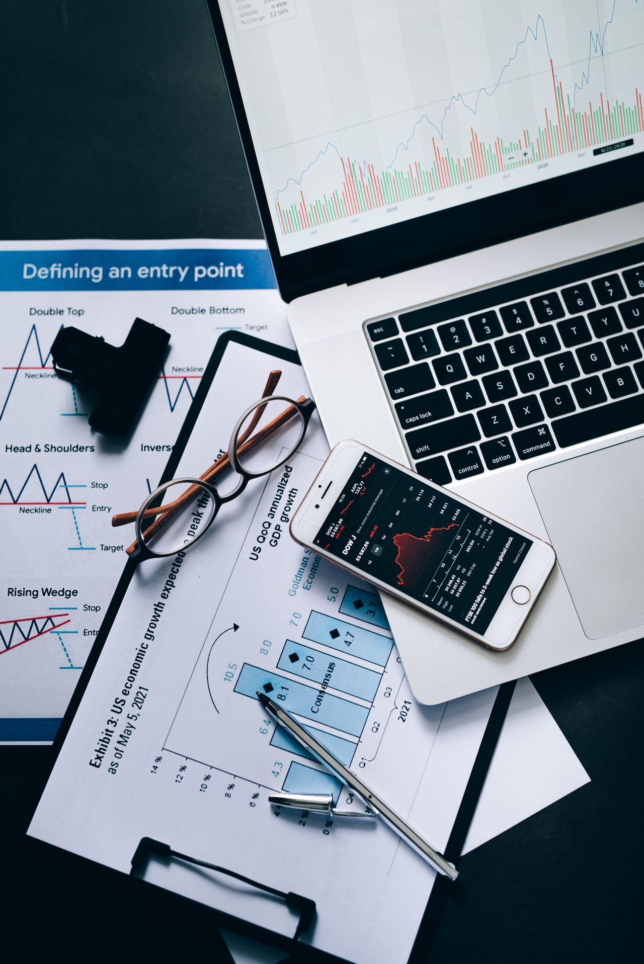 Analisi dati su laptop e smartphone
