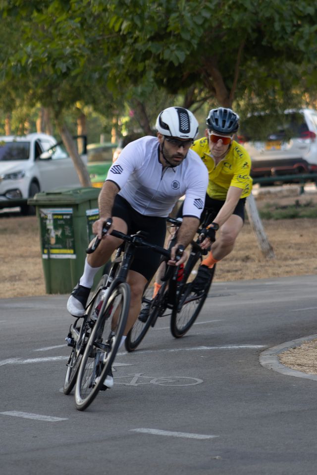 Due ciclisti in allenamento su strada