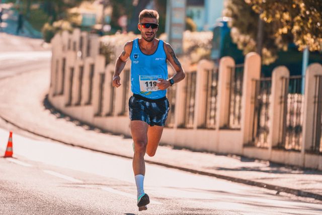 Corridore taglia il traguardo di una maratona